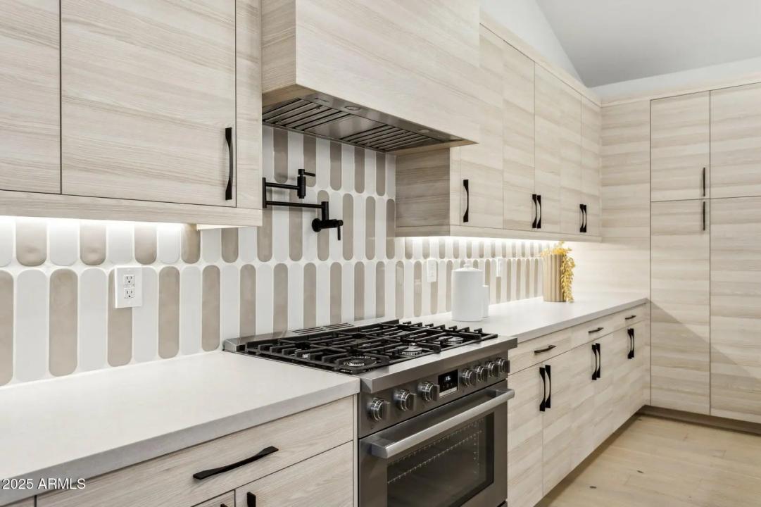 Real Estate Picture 14