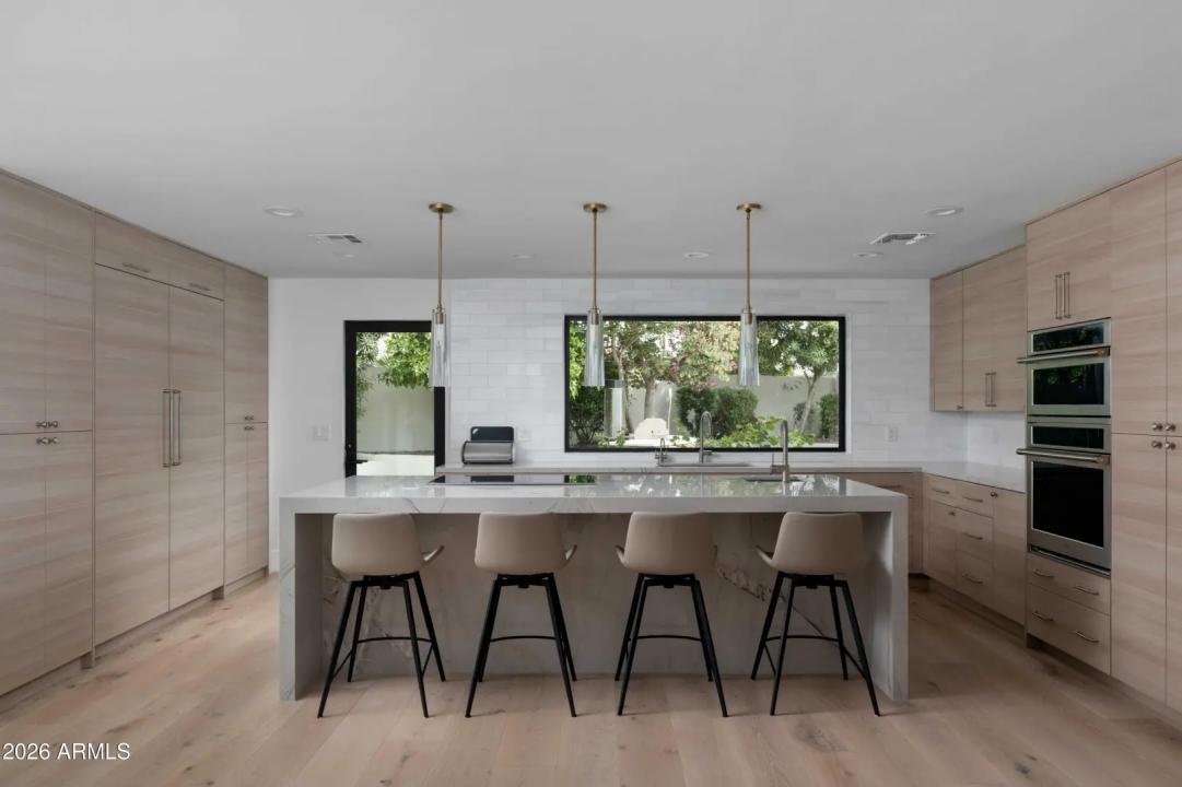 Real Estate Picture 4