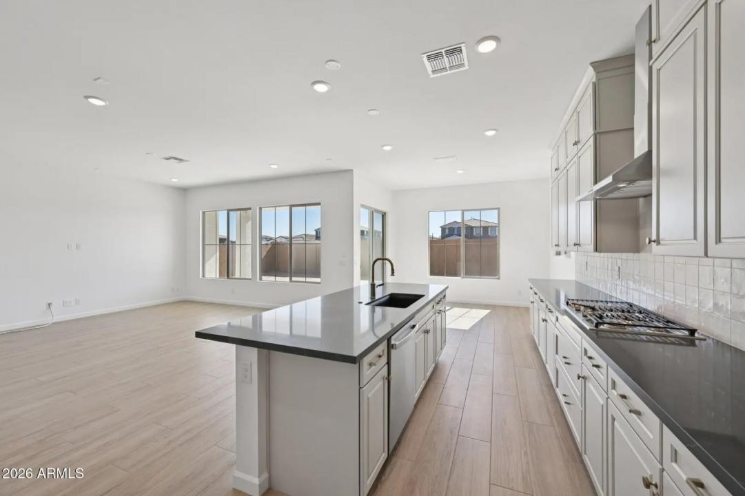 Real Estate Picture 11