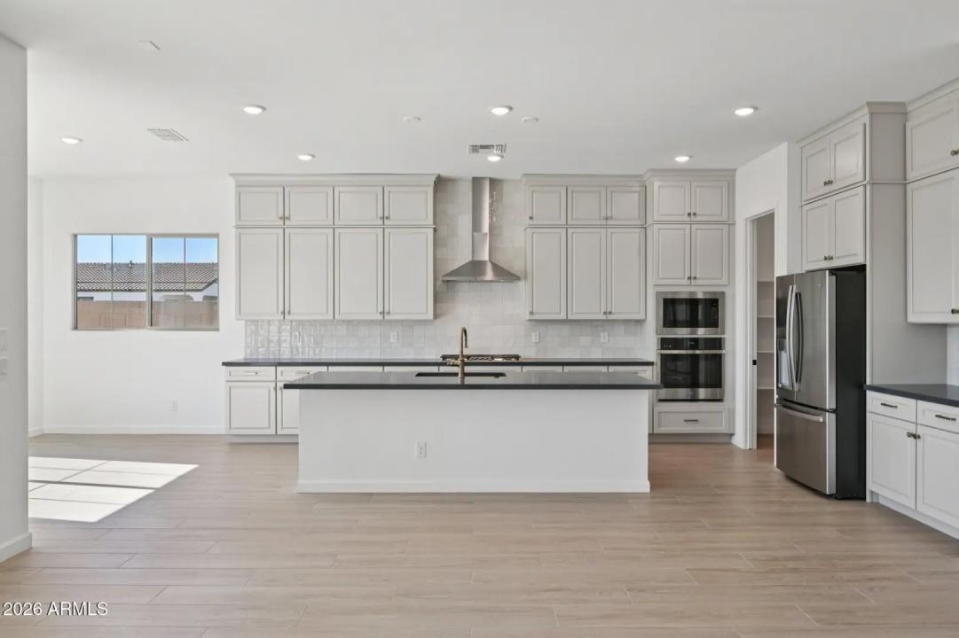 Real Estate Picture 12