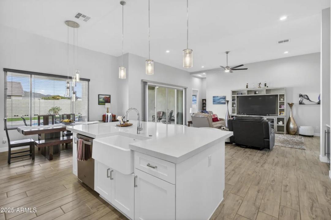 Real Estate Picture 11