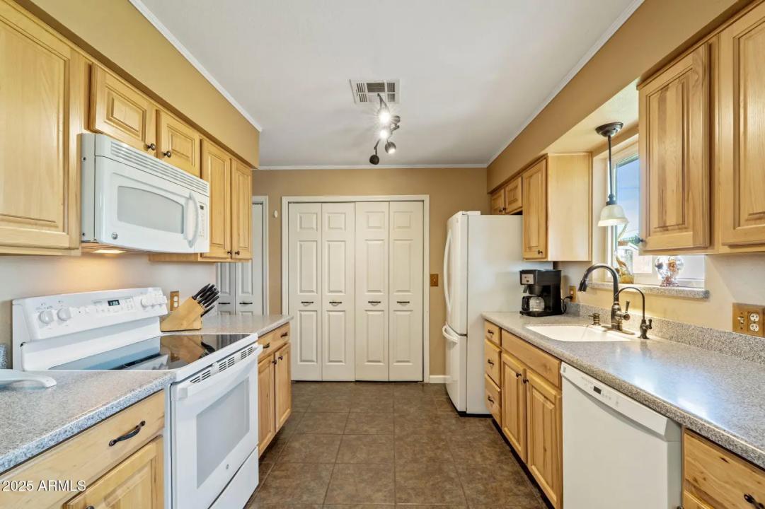 Real Estate Picture 12