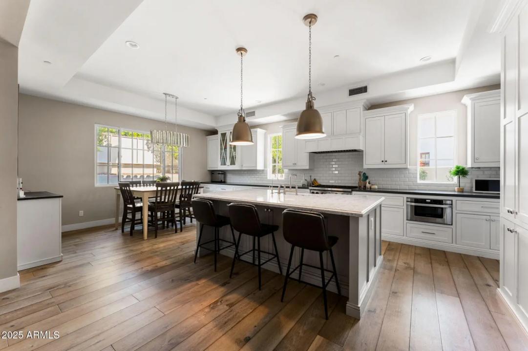 Real Estate Picture 3