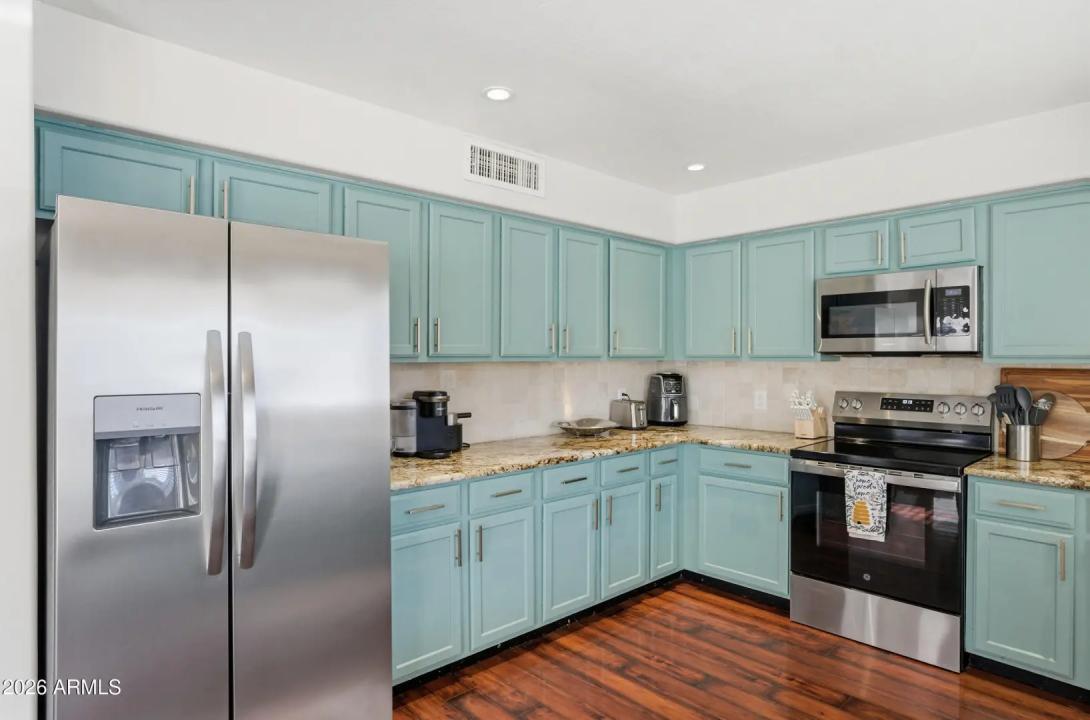 Real Estate Picture 4