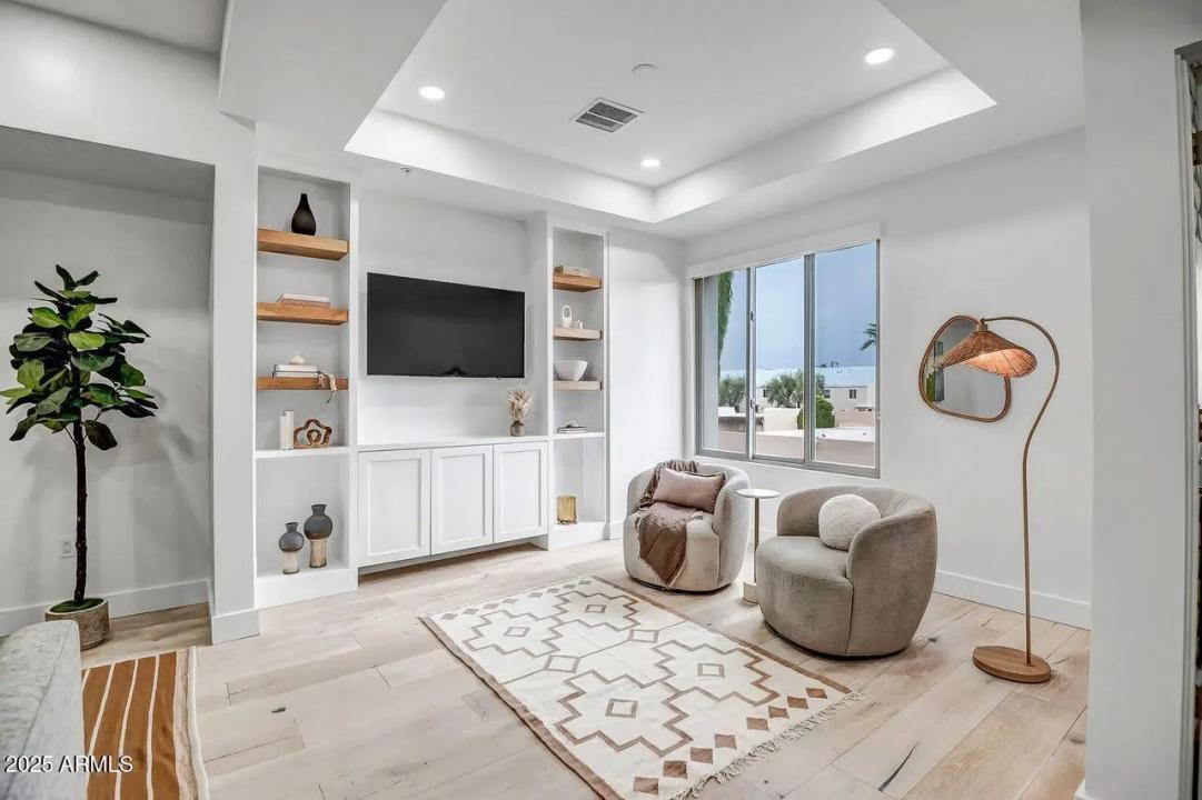 Real Estate Picture 3