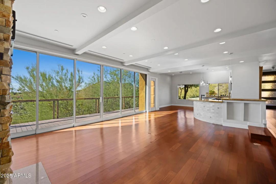 Real Estate Picture 4