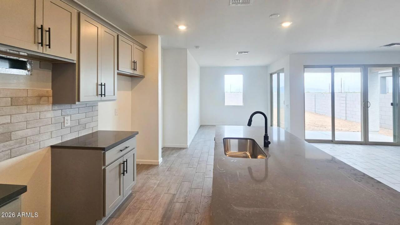 Real Estate Picture 4