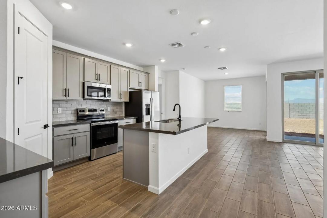 Real Estate Picture 8