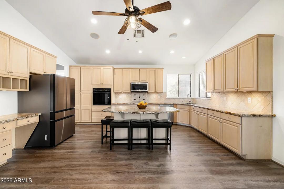 Real Estate Picture 9