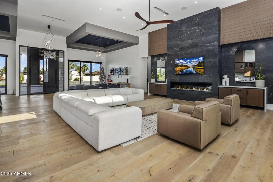 Real Estate Picture 3