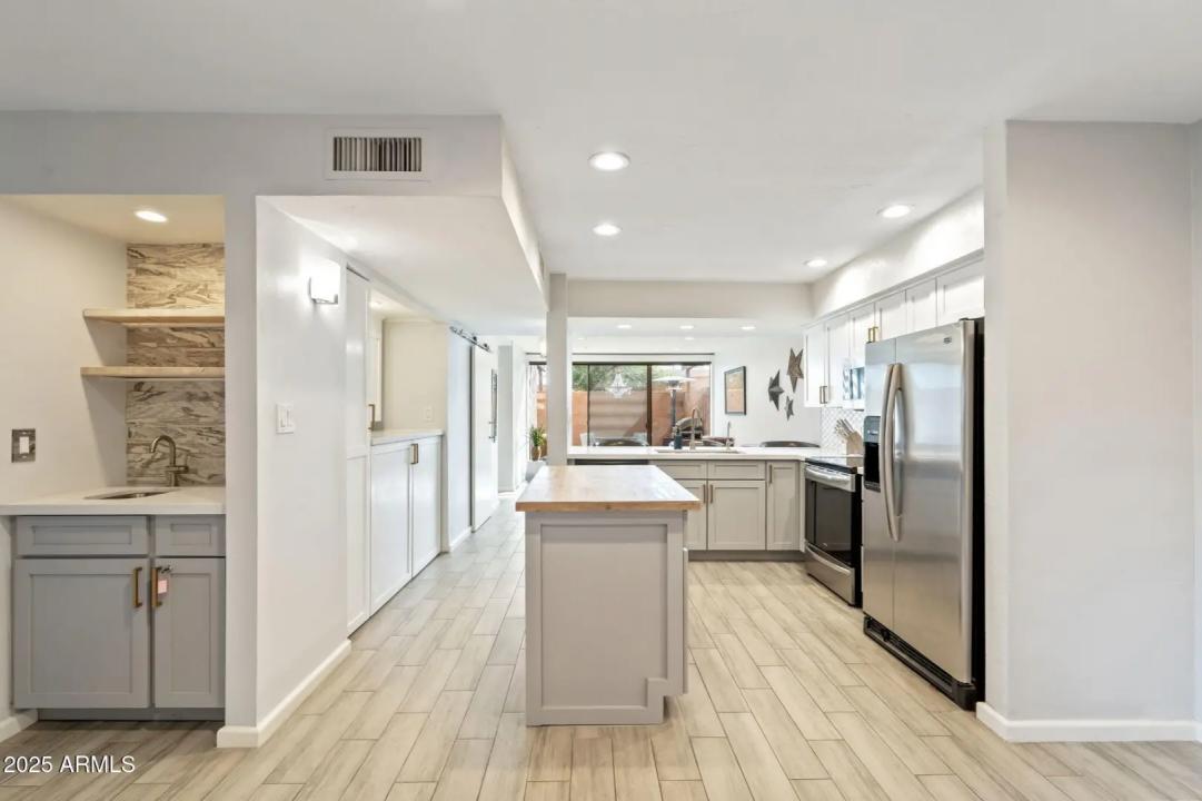 Real Estate Picture 24