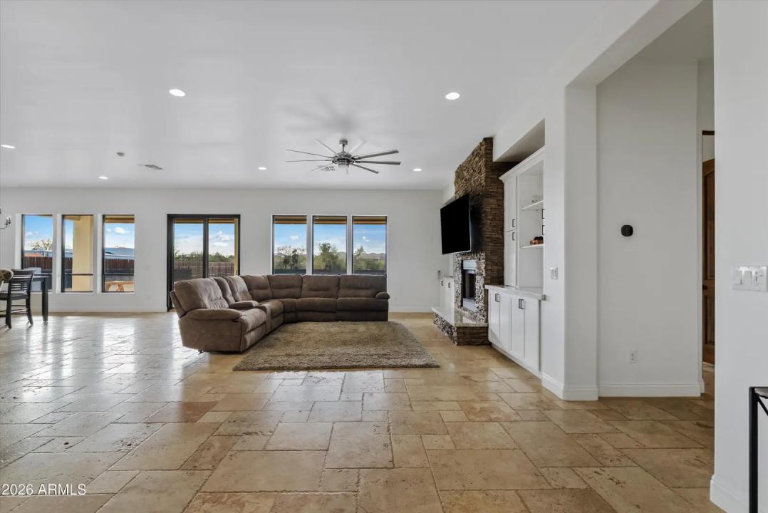 Real Estate Picture 7