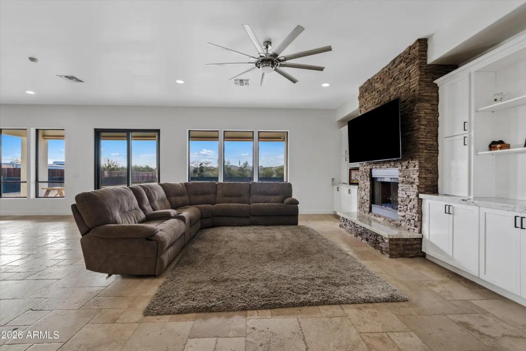 Real Estate Picture 8