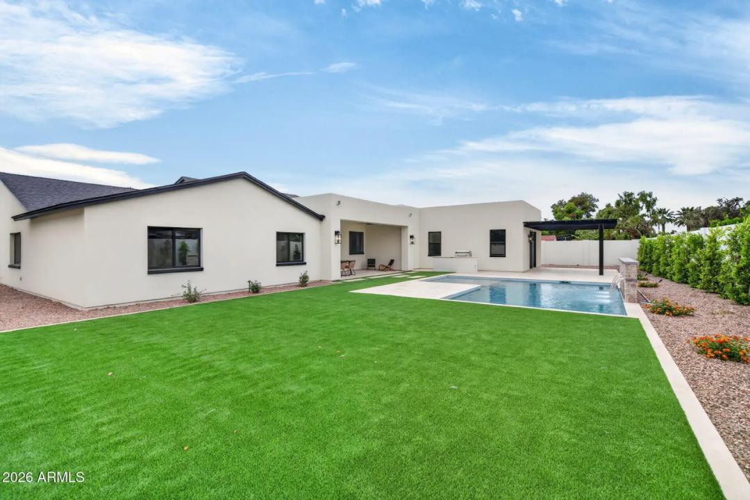 Real Estate Picture 11