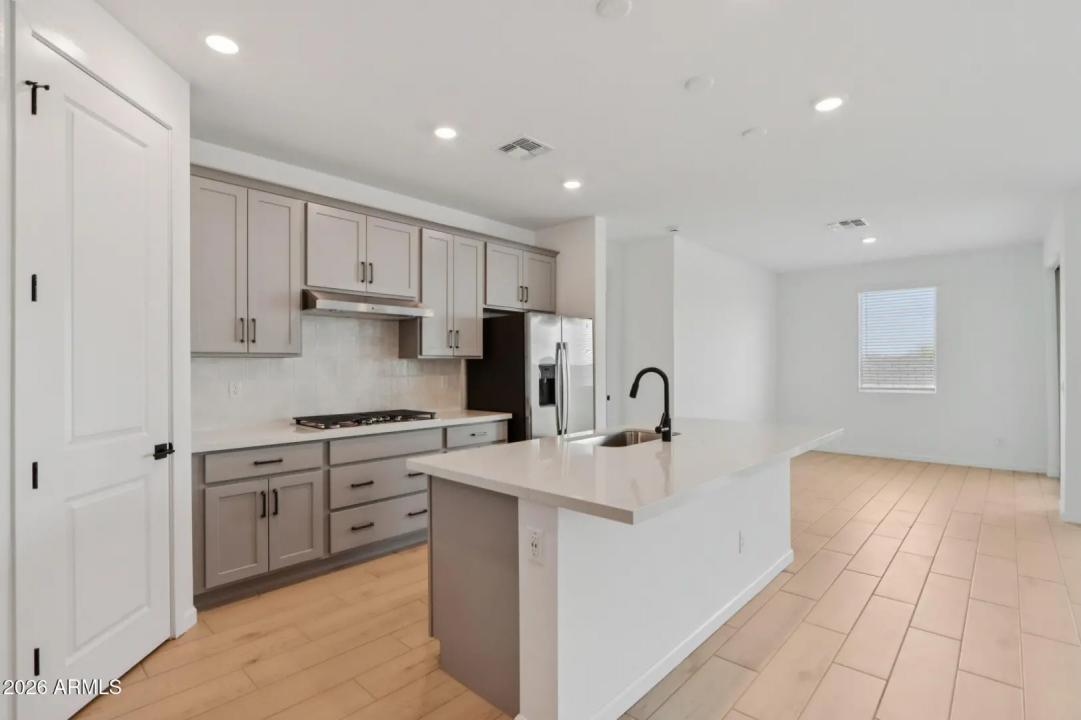 Real Estate Picture 4