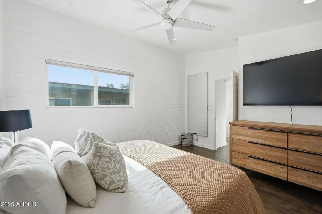 Real Estate Picture 11