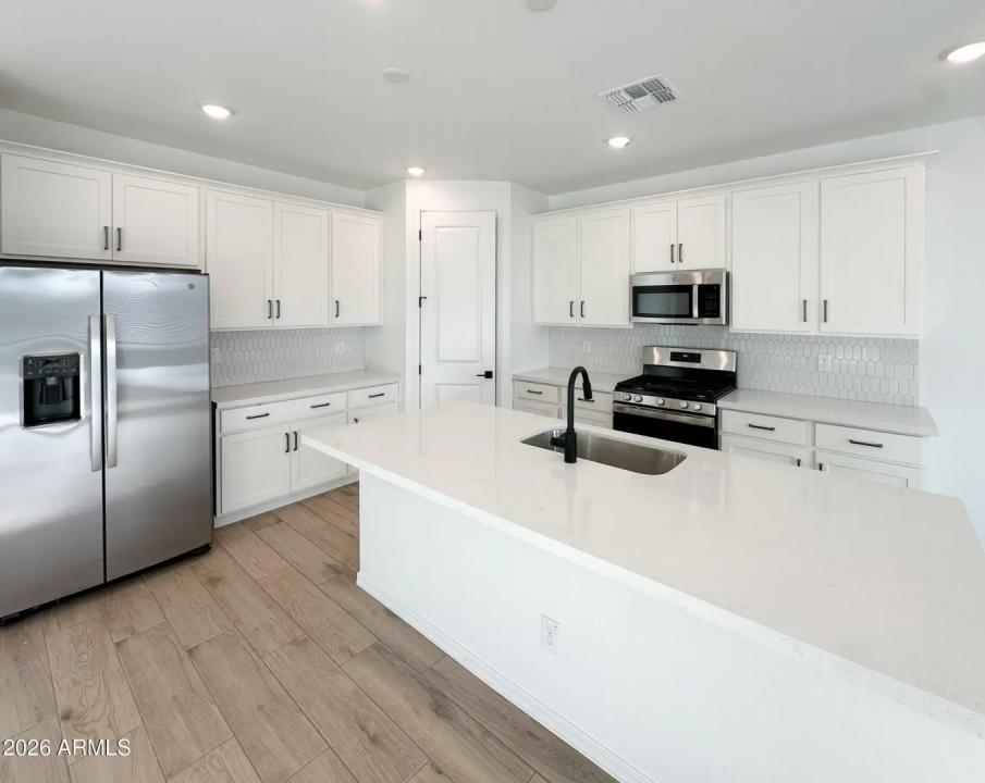 Real Estate Picture 3