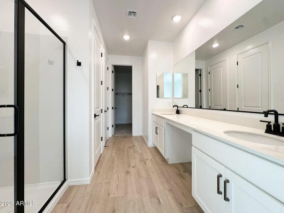 Real Estate Picture 4