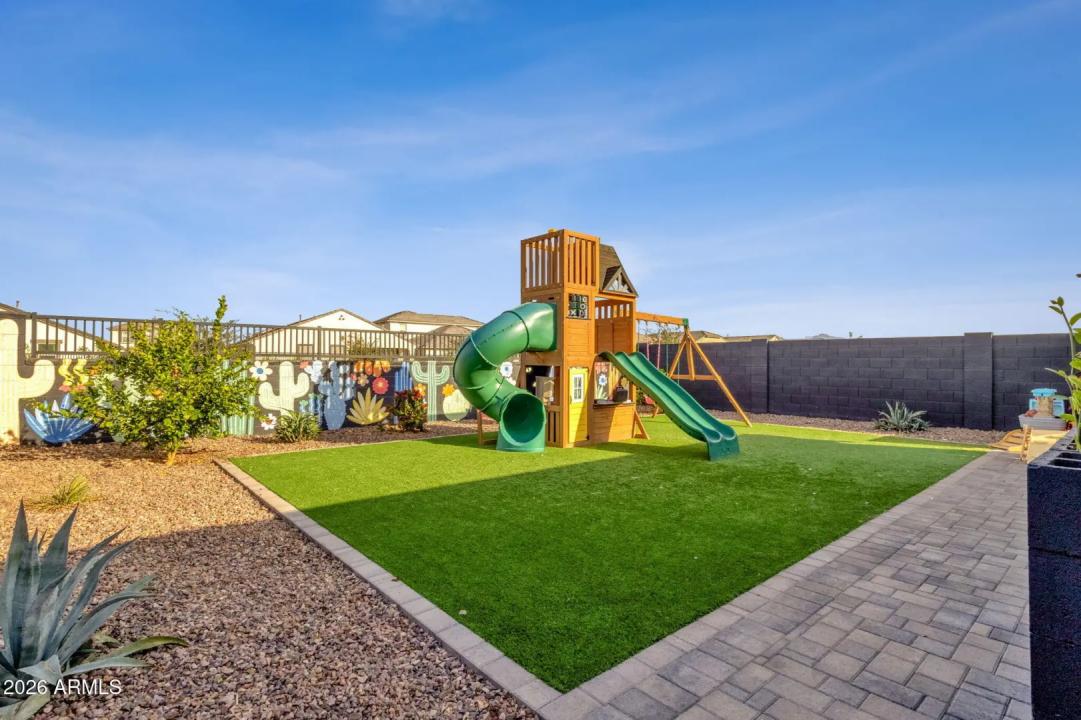 Real Estate Picture 5