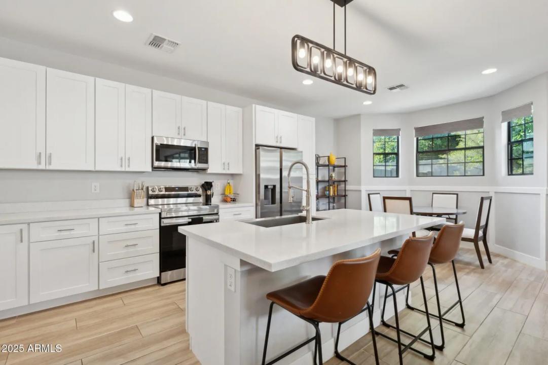 Real Estate Picture 9