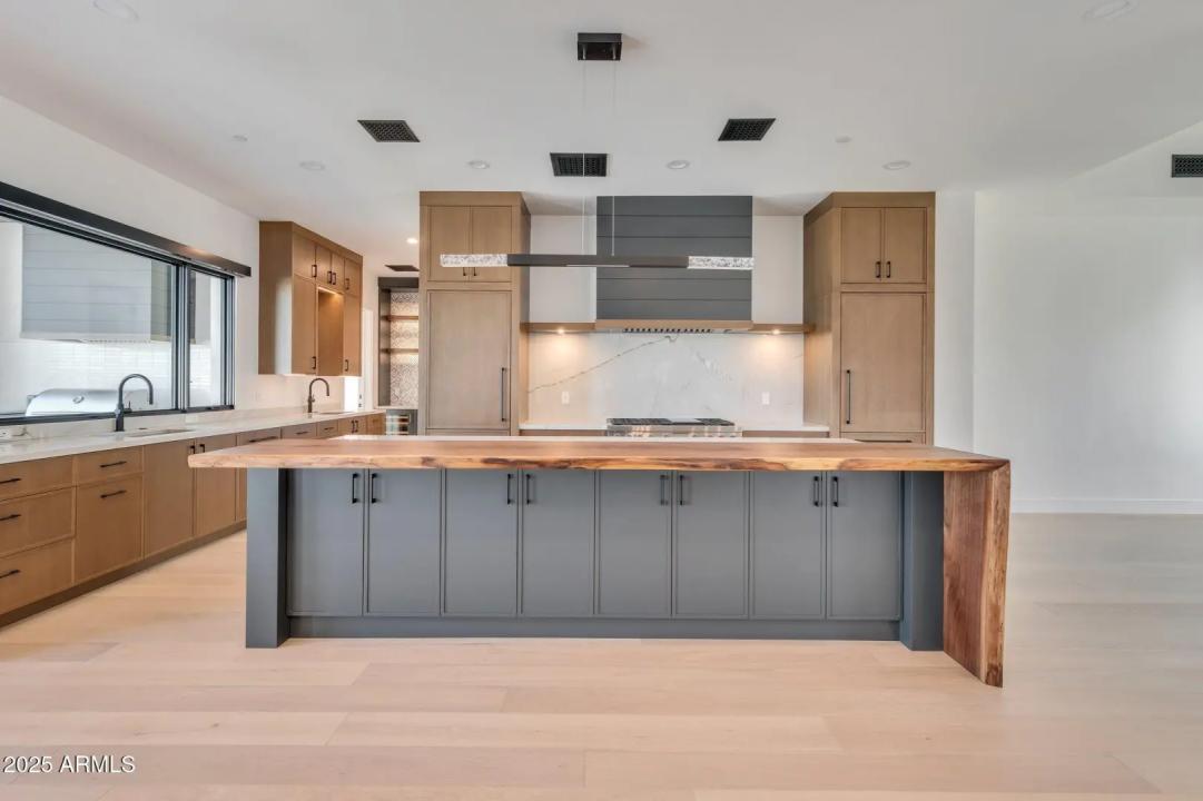 Real Estate Picture 14