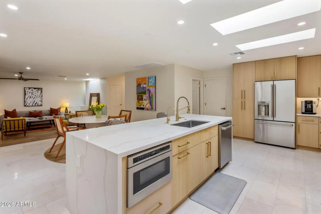 Real Estate Picture 4