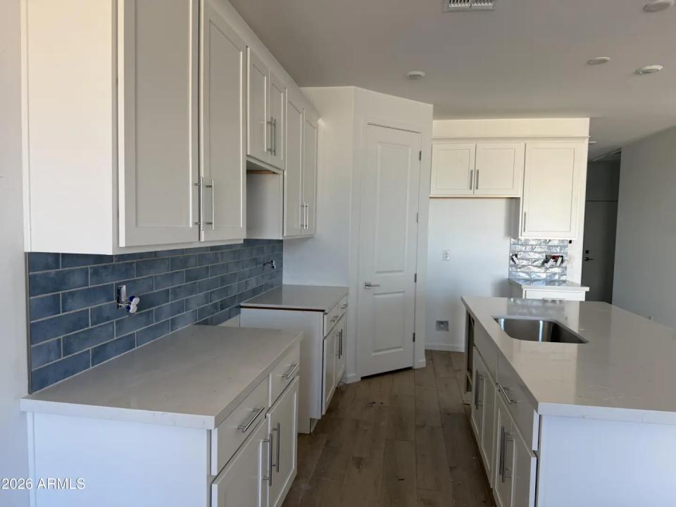 Real Estate Picture 4