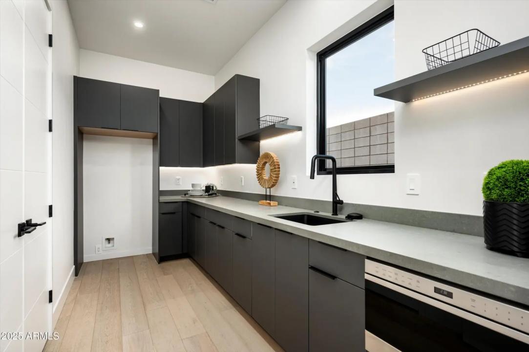 Real Estate Picture 9