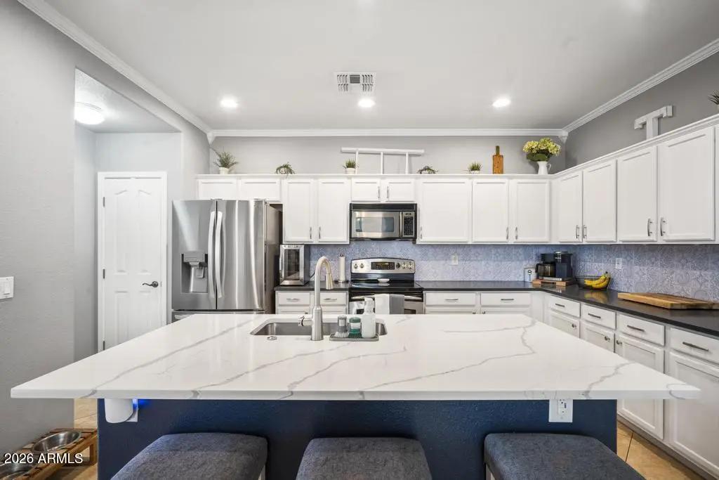 Real Estate Picture 4