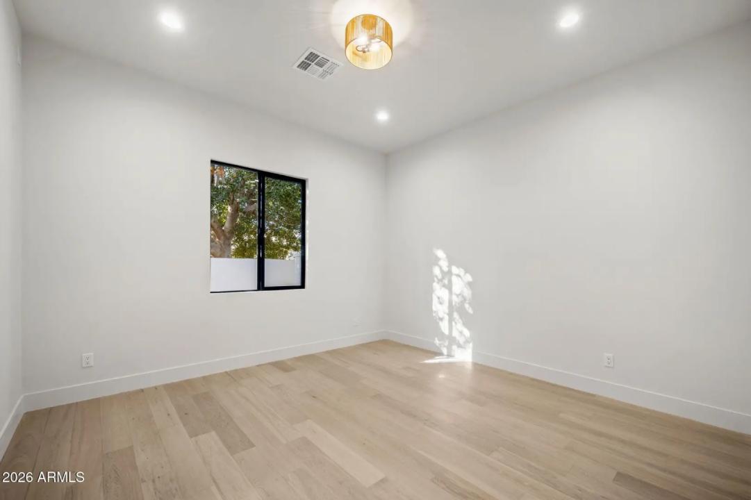 Real Estate Picture 24