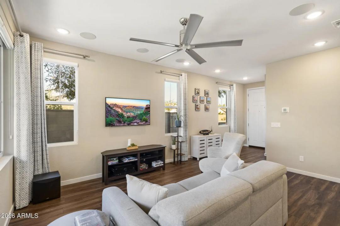 Real Estate Picture 4