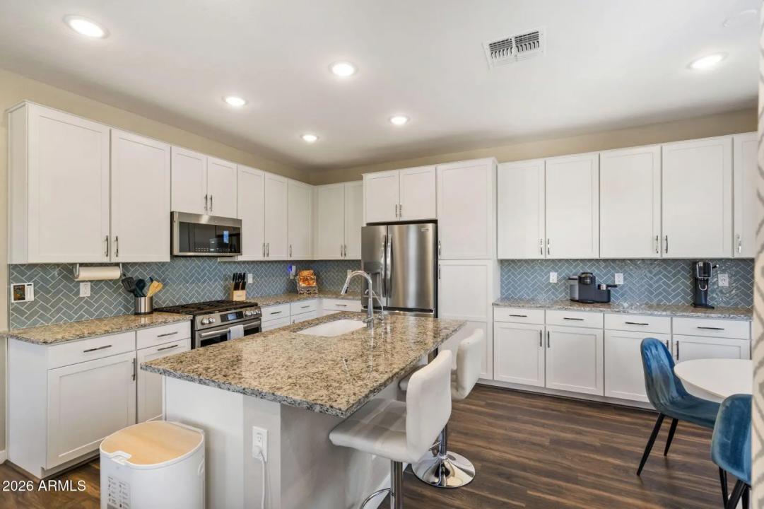 Real Estate Picture 8