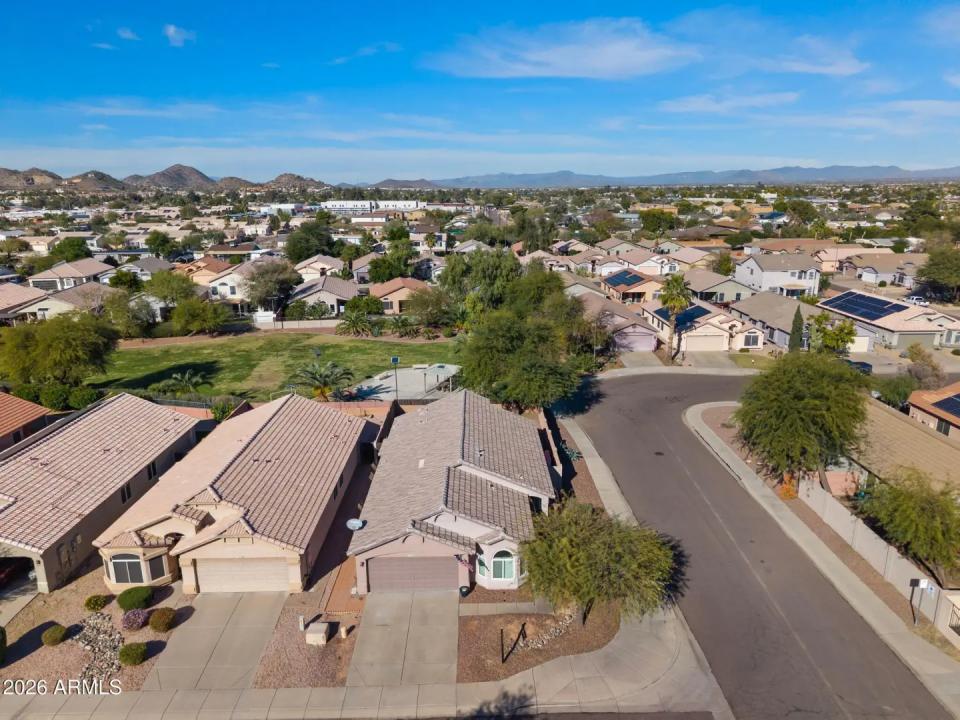 Real Estate Picture 4