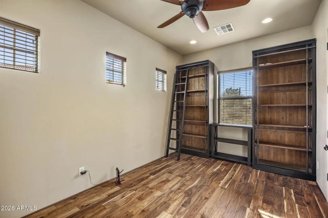 Real Estate Picture 15