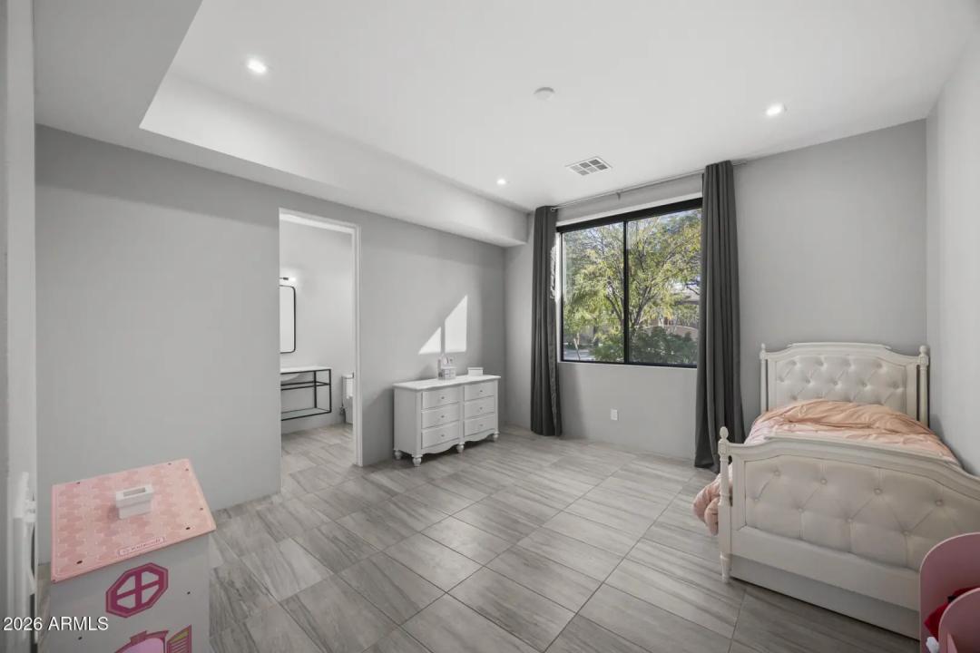 Real Estate Picture 32