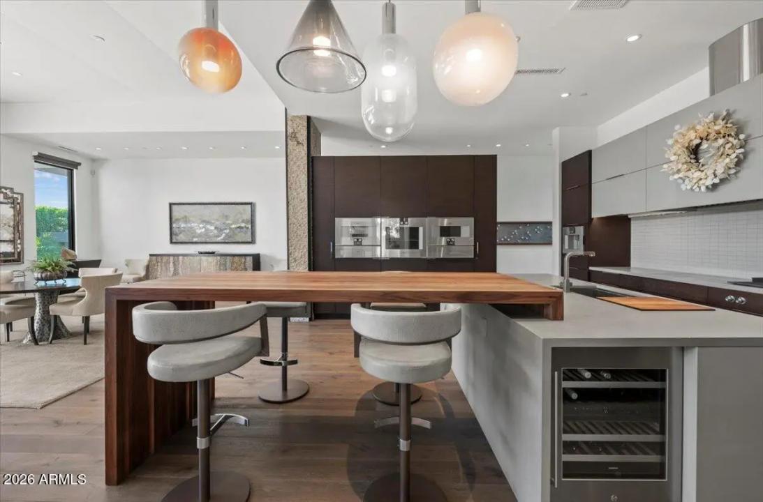 Real Estate Picture 7