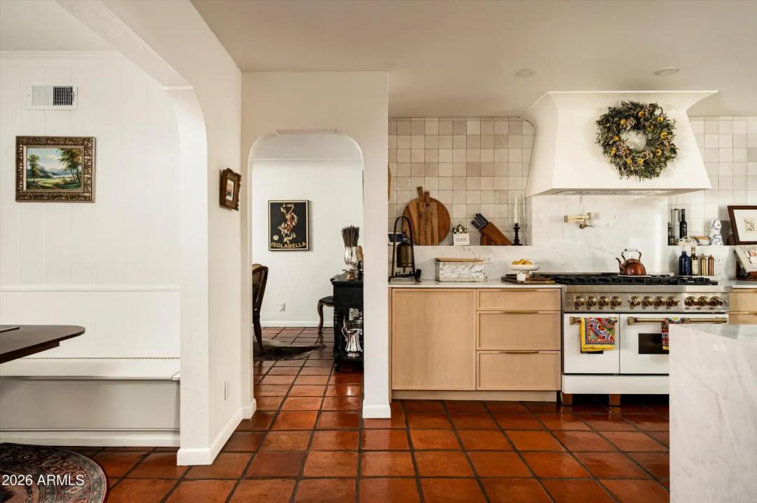 Real Estate Picture 11