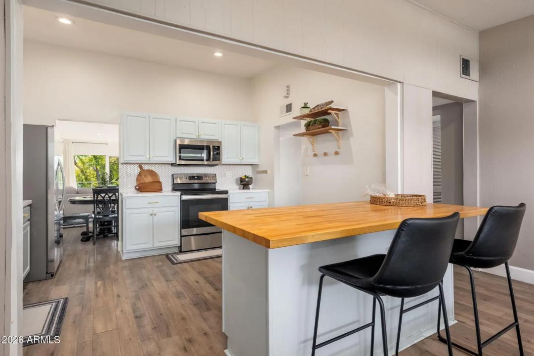 Real Estate Picture 4