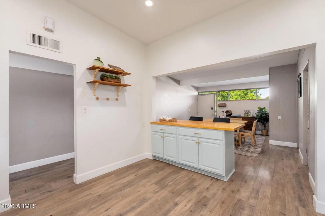 Real Estate Picture 14