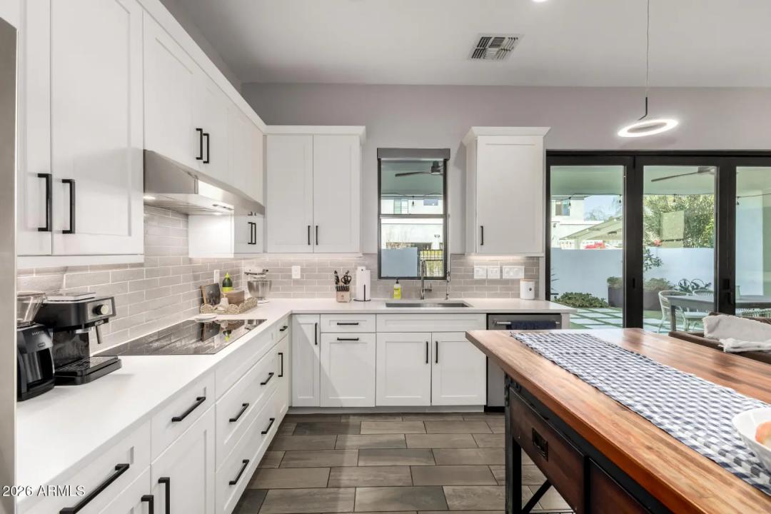 Real Estate Picture 11