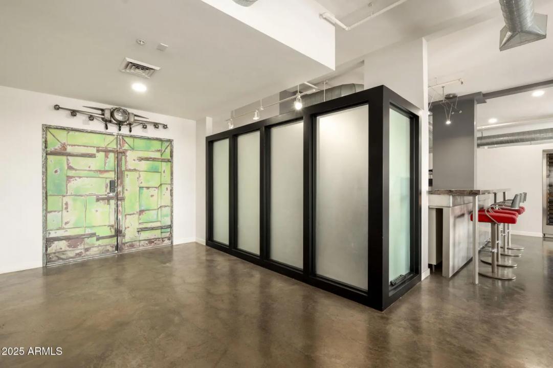 Real Estate Picture 4