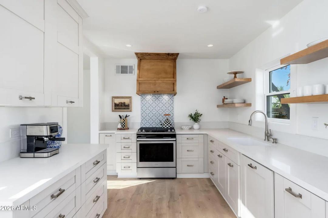 Real Estate Picture 11