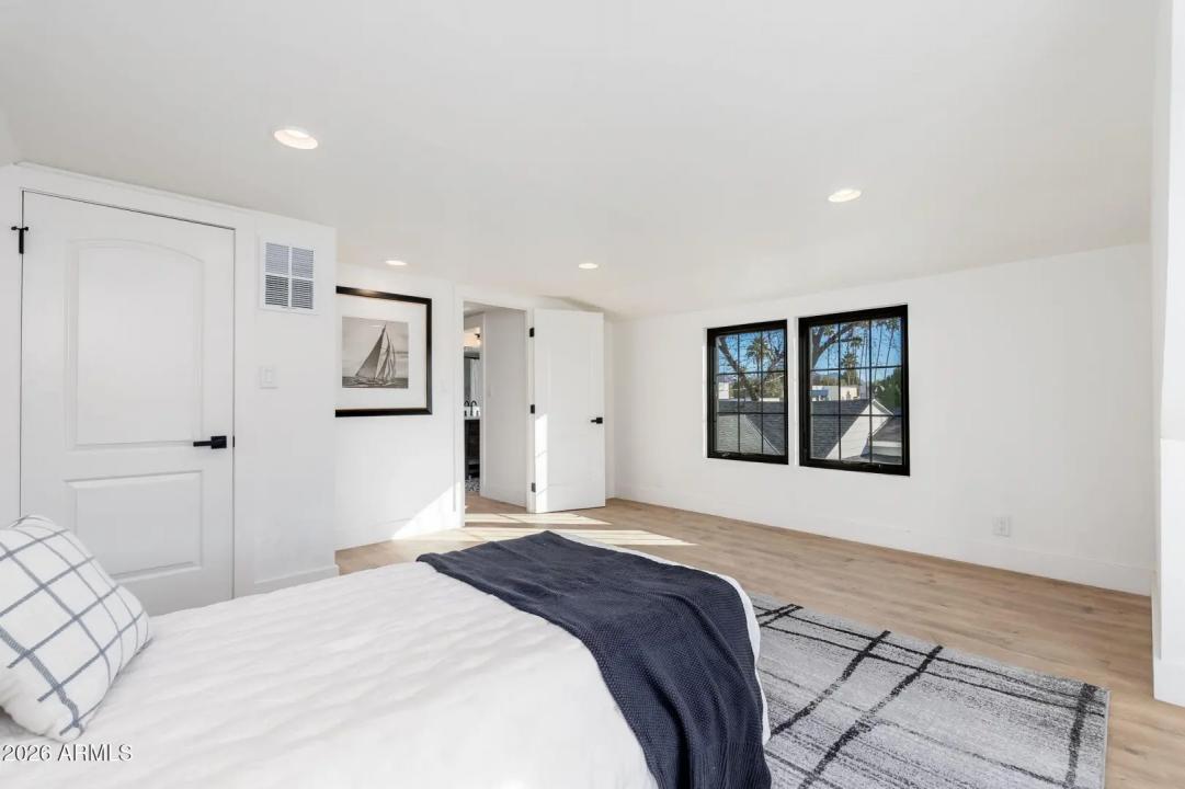 Real Estate Picture 24