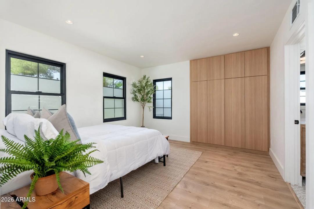 Real Estate Picture 16