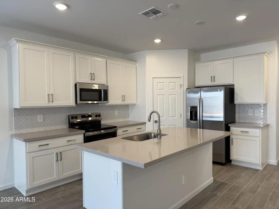 Real Estate Picture 4