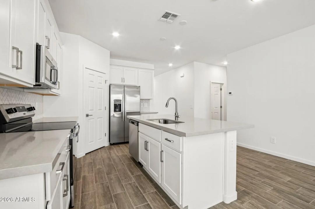 Real Estate Picture 11