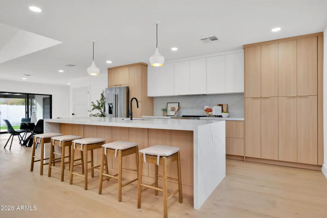 Real Estate Picture 3