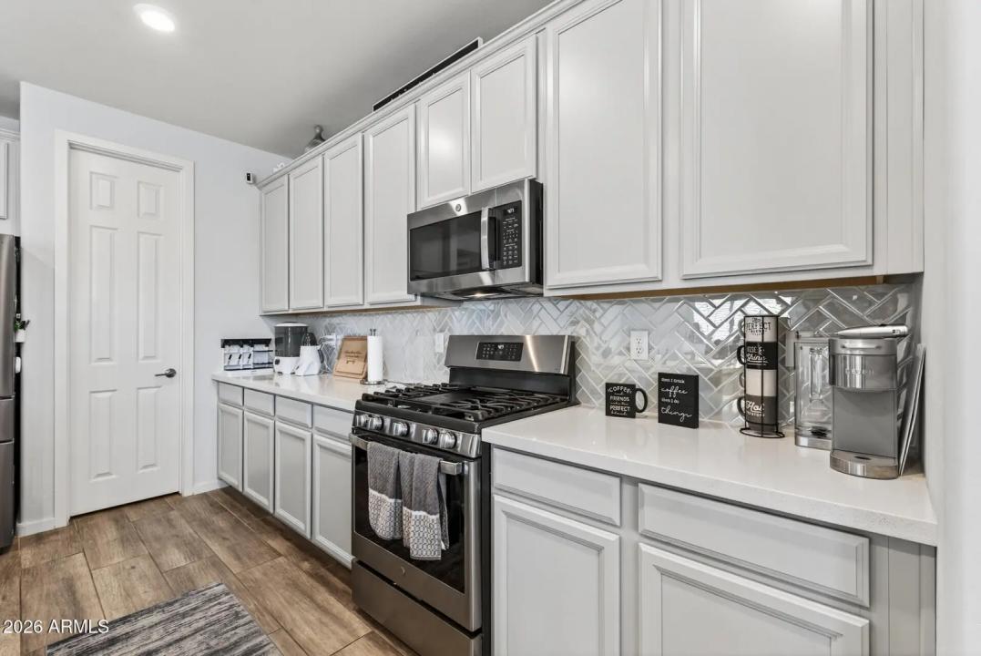 Real Estate Picture 11