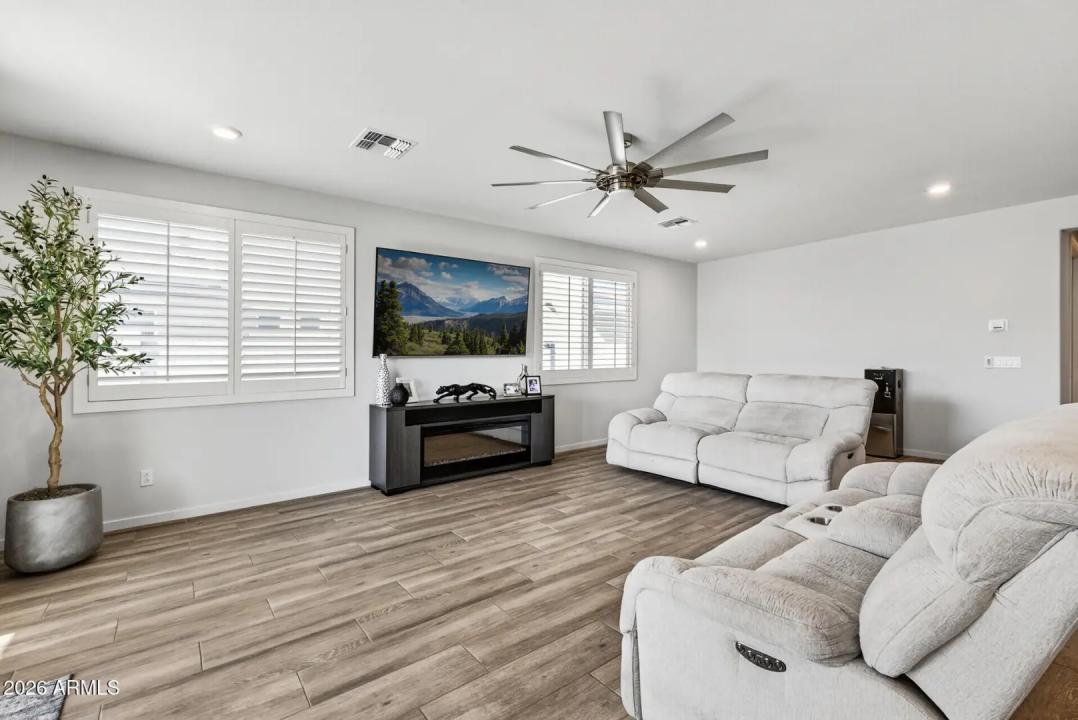 Real Estate Picture 16