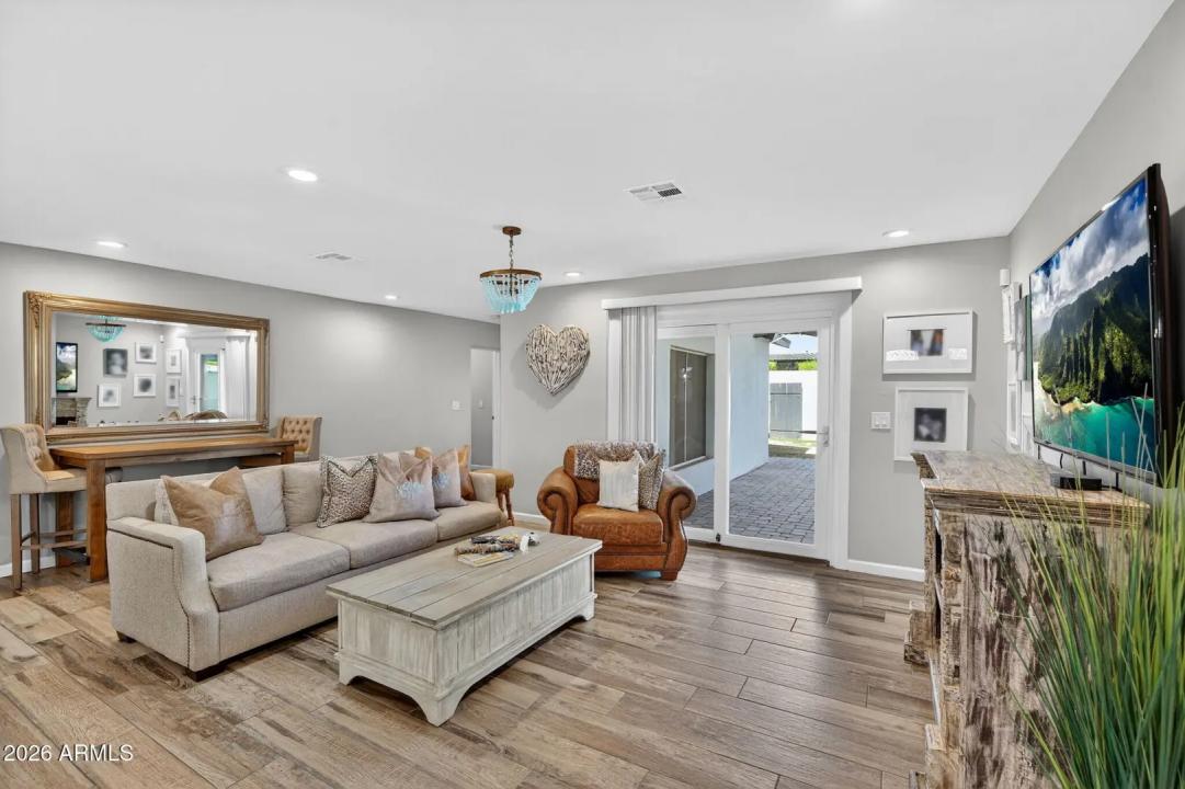 Real Estate Picture 4